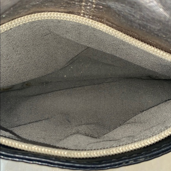 22:07 - The Sak Leather Crossbody Bag - Picture 5 of 16